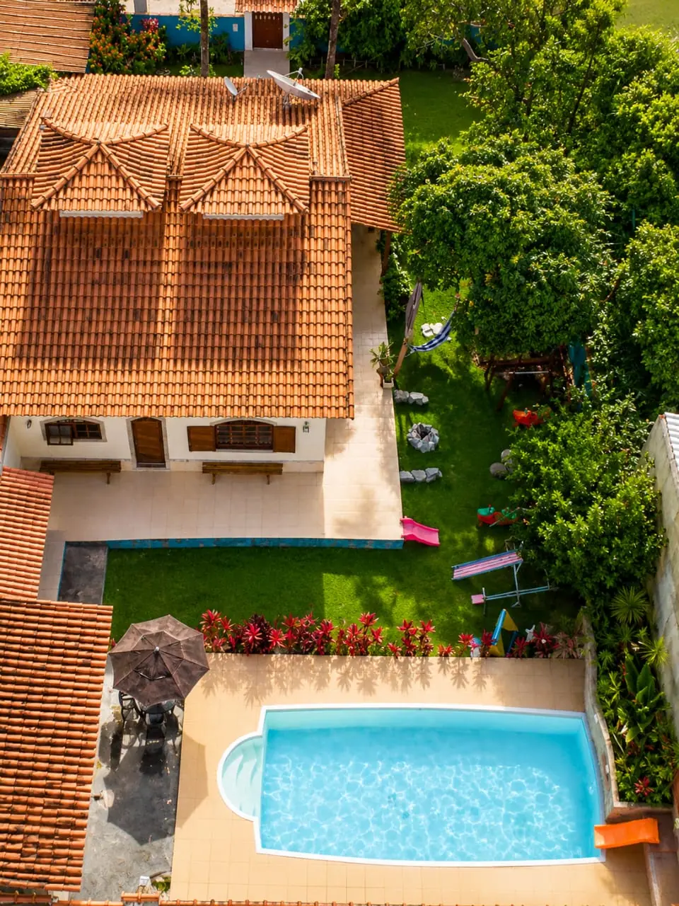 Vista aérea da casa completa com piscina privativa